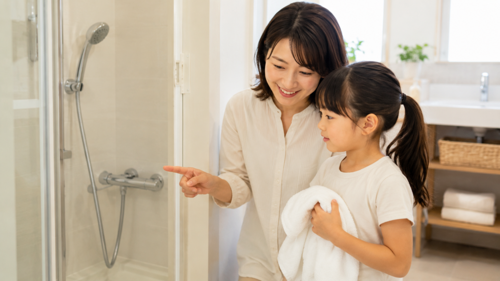 夏休みのシャワーの使い方を見直して水道代を節約する様子